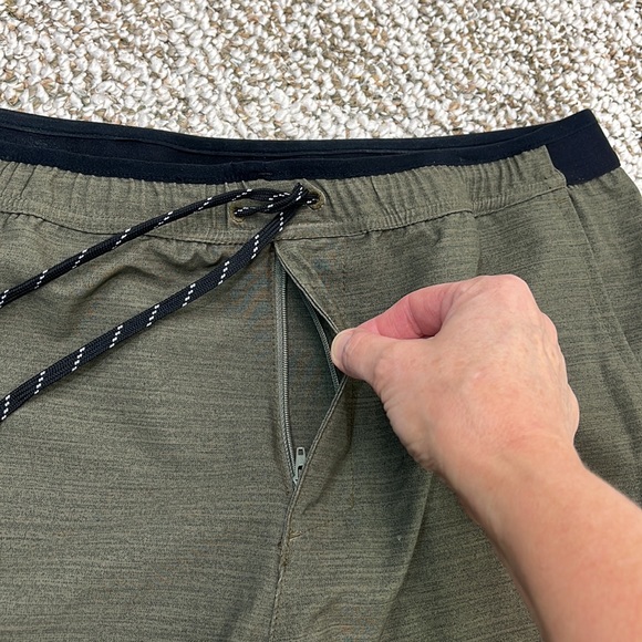 COLUMBIA GREEN OLIVE HEATHERED SHORTS SIZE LARGE - Picture 7 of 13